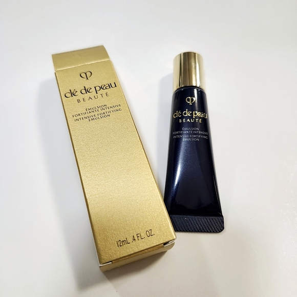 Cle de Peau Essentials Travel Set - Picture 2 of 4